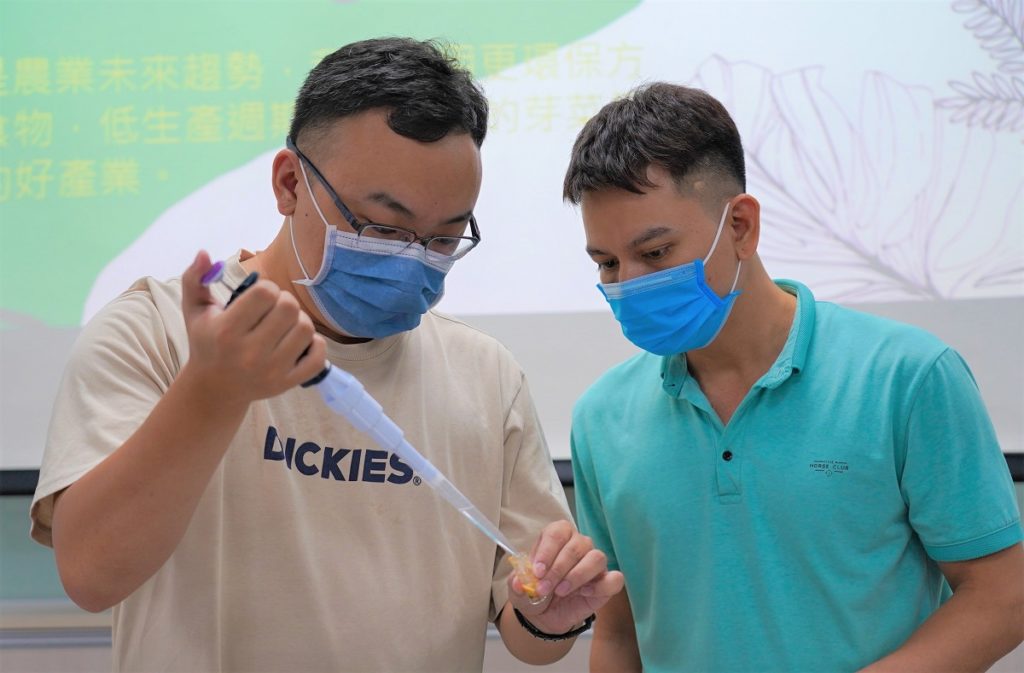 現場活動檢測黑豆芽營養成分,膳食纖維含量比綠花椰更高,搭配烤肉食用可減少腸胃道負擔。(圖/朝陽科大提供)