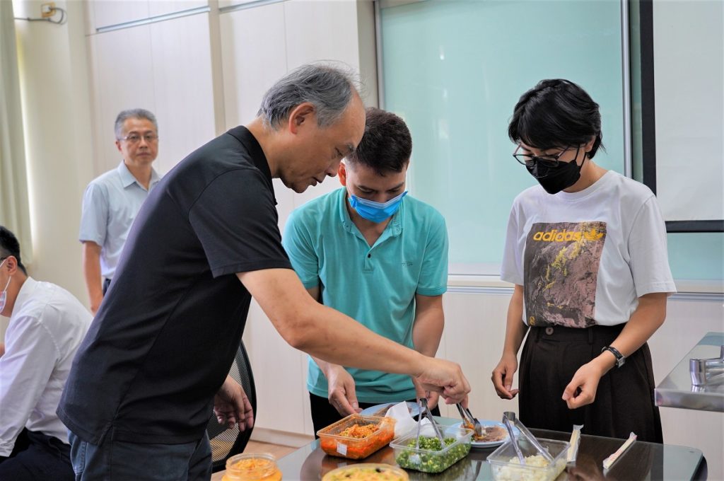 朝陽科大健康農糧中心長期協助雲林褒忠有才社區黑豆復耕,希望能透過食農教育,推廣黑豆的多元飲食。(圖/朝陽科大提供)