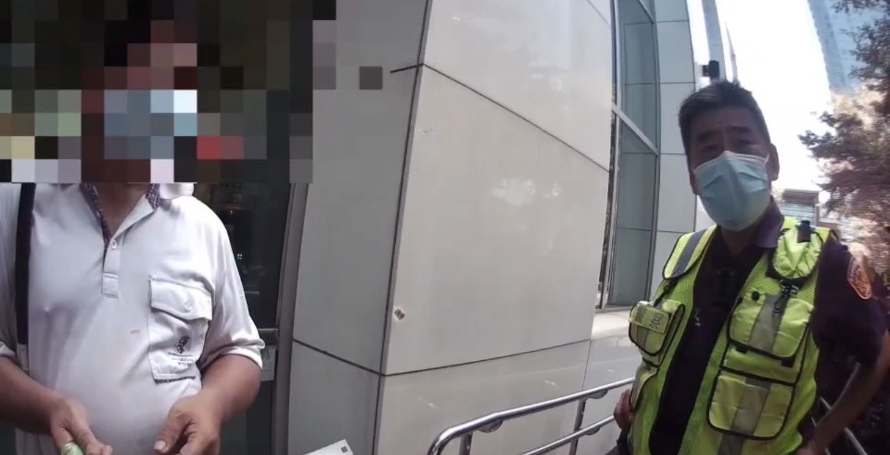 圖:員警抵達後向前關心並護送其返家。