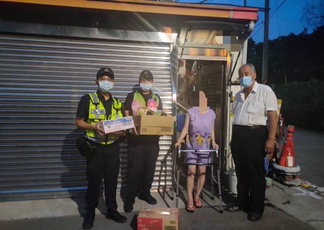 ▲受傷陳姓新住民獨自照顧幼兒,月眉所員警結合民間力量,溫馨遞送中秋關懷物資 (圖/台中大甲分局 提供)