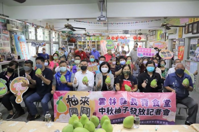 雲林縣府贈長青食堂文旦 讓長輩感受過節氣氛
