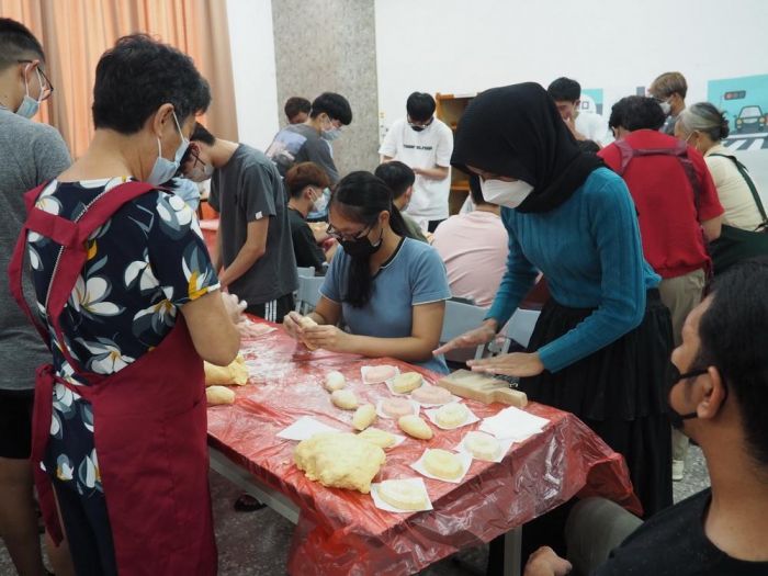 金門大學手作紅龜粿活動 外籍生和住宿生歡慶中秋