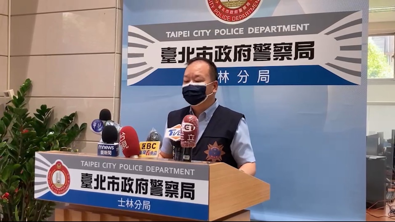 圖片說明:士林分局偵查隊副隊長林顏興說明畫面。(記者葉鈞宇翻攝)