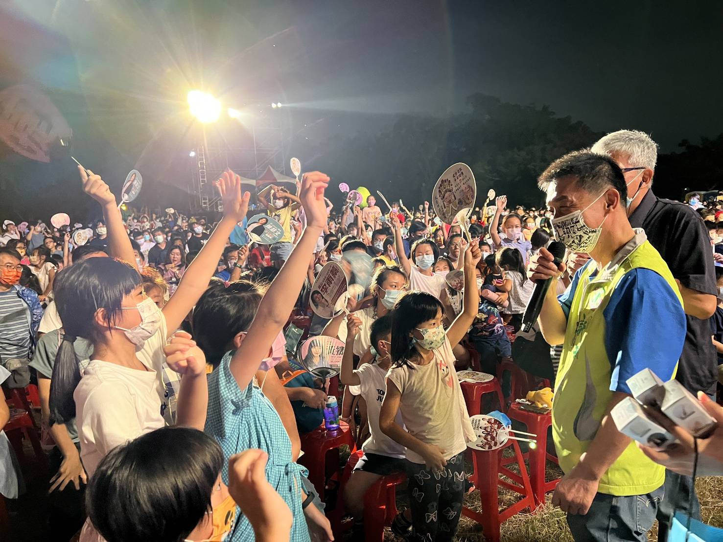 圖片說明:現場逾4000名巿民一同歡渡中秋夜晚。(圖/翻攝自許智傑臉書)