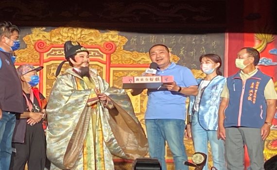 新北巷弄藝起來《天鵝宴》新莊登場 侯友宜偕唐美雲鳴鑼慶中秋