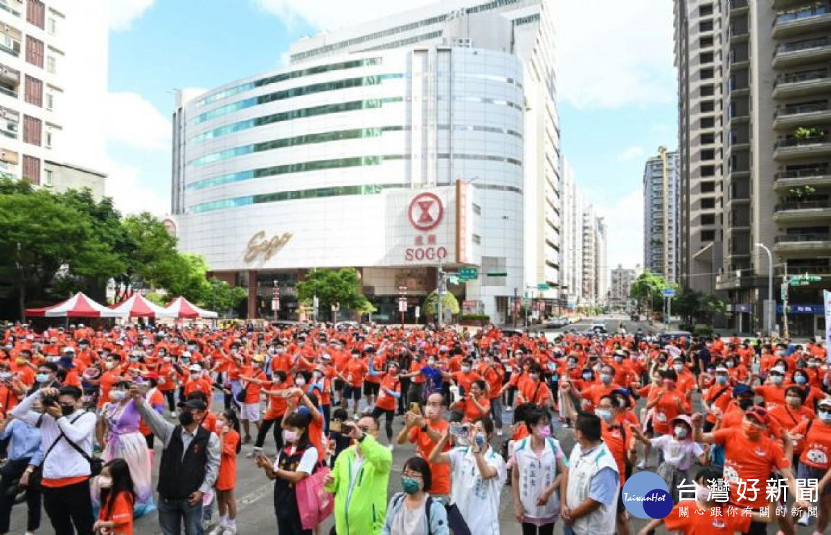 桃園新都心文化協會舉行「銀河水岸樂活新都心健走」活動,是中壢地區的中秋盛事。<br /><br /> <br /><br />