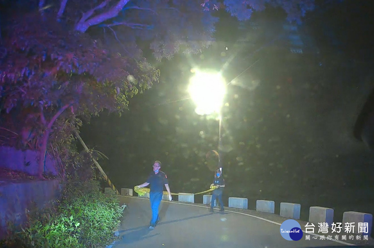 午後豪雨造成土石鬆動路樹倒塌,龍警交管及排除道路障礙。