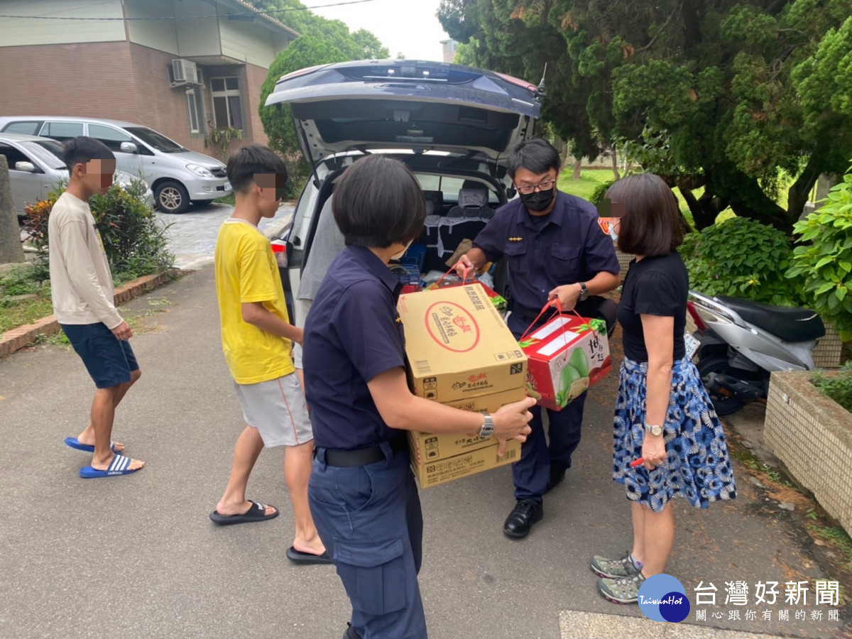 楊梅警分局結合在地企業的關懷,發起「暖心中秋楊梅警 秋節關懷送愛心」活動。