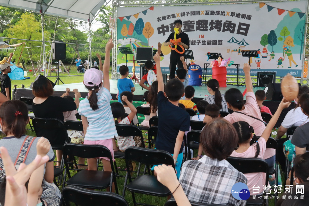 魔術秀帶動唱歌舞演出接續不斷。(記者扶小萍攝)