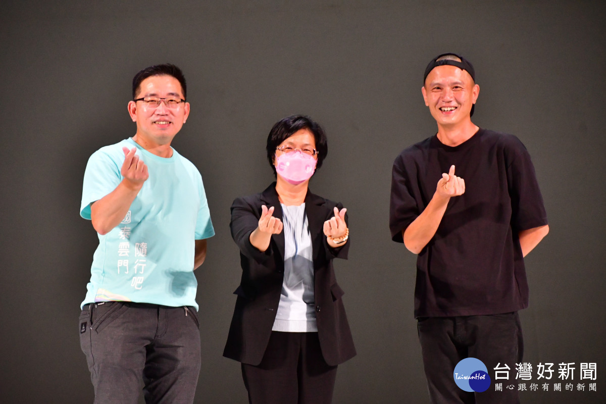 縣長王惠美(中)與國泰世華銀行中區協理李春霖(左)及雲門舞集藝術總監鄭宗龍(右)合影。圖/化縣政府提供