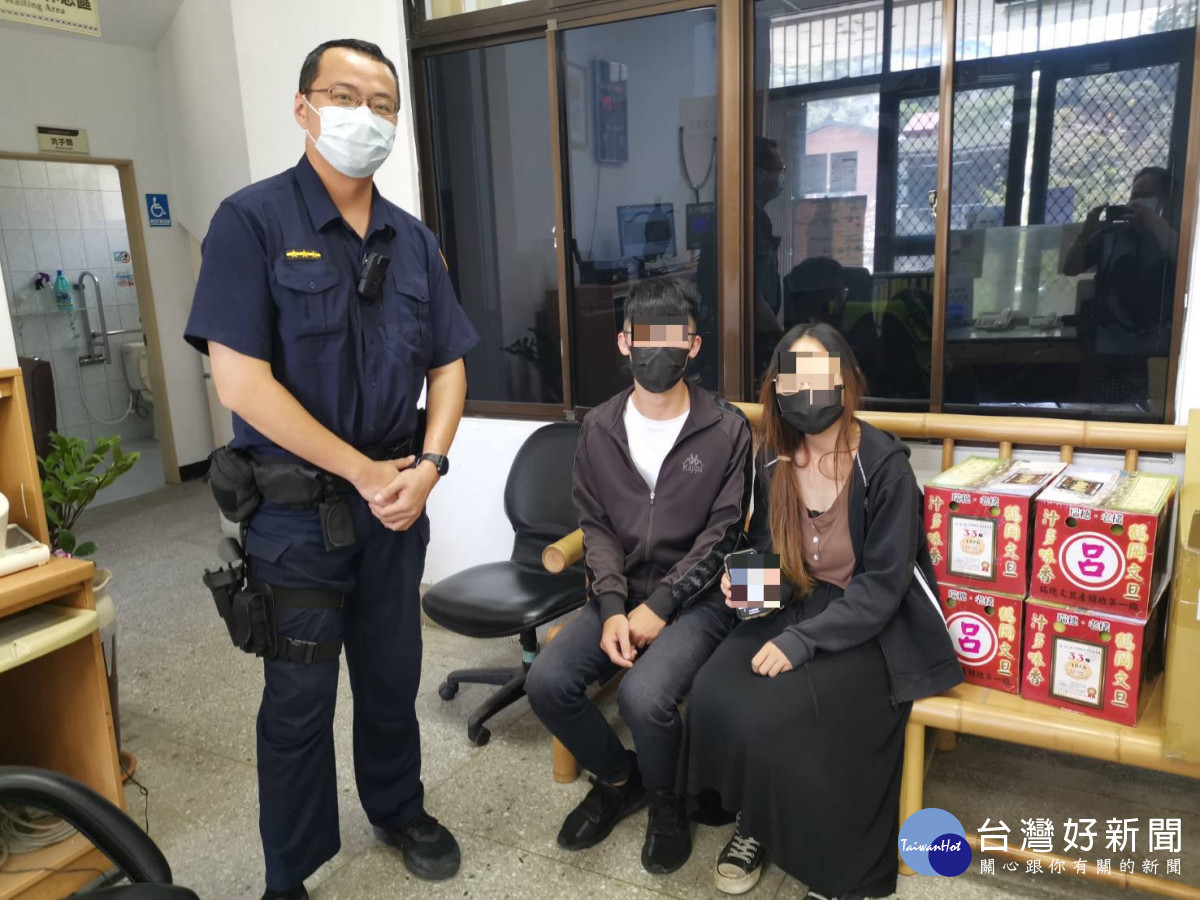 警方利用手機定位功能及調閱天羅地網監視器，短短1小時餘幫助民眾尋回手機。