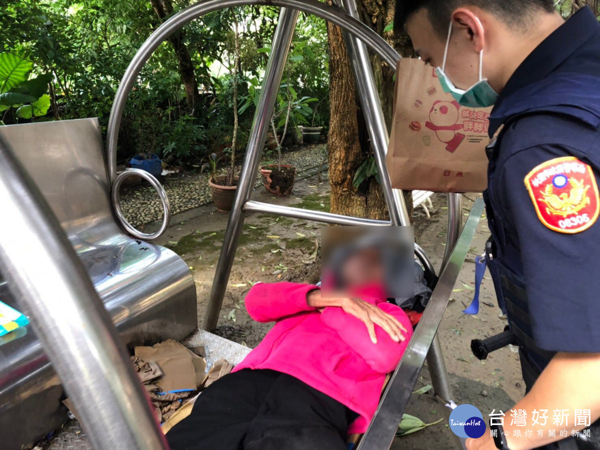平鎮警中秋贈月餅，讓街友暖心過佳節。<br /><br /> <br /><br /> 