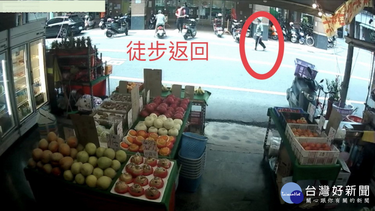 ▲老翁享用冰品完畢後活力滿滿,一時忘記騎車,竟徒步走了600多公尺遠至郵局辦事情。
