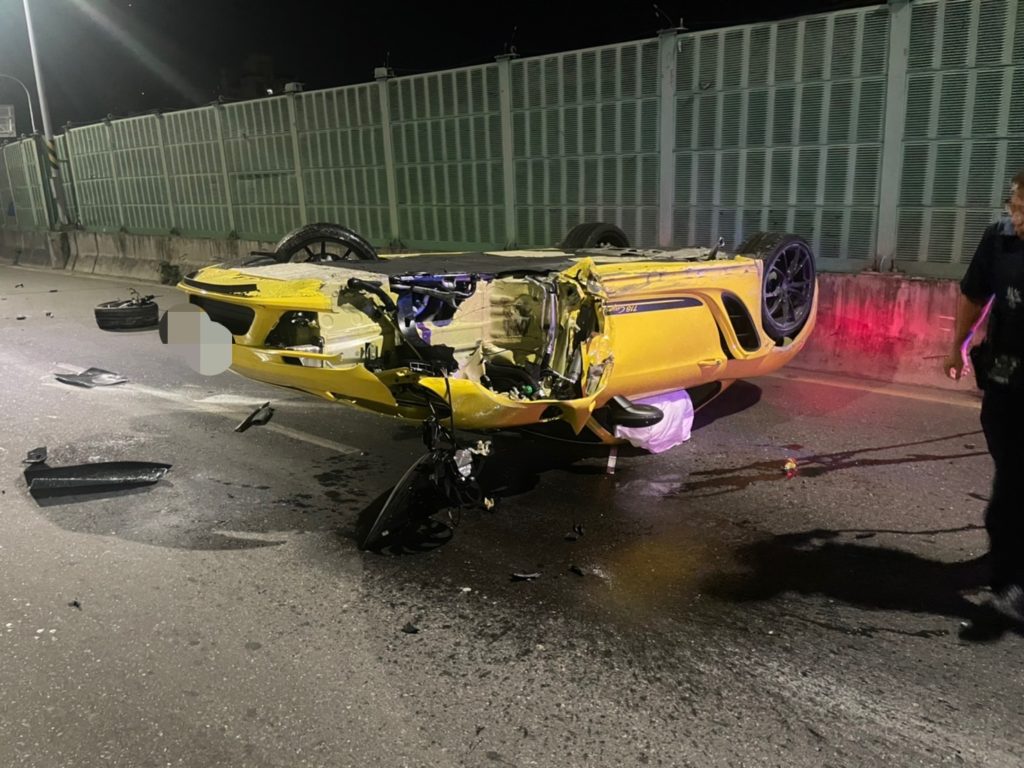 自小客B-58自撞後翻覆之交通事故