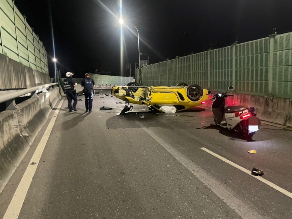 自小客B-58自撞後翻覆之交通事故