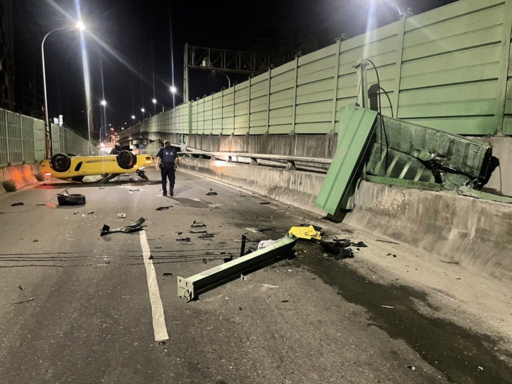 自小客B-58自撞後翻覆之交通事故