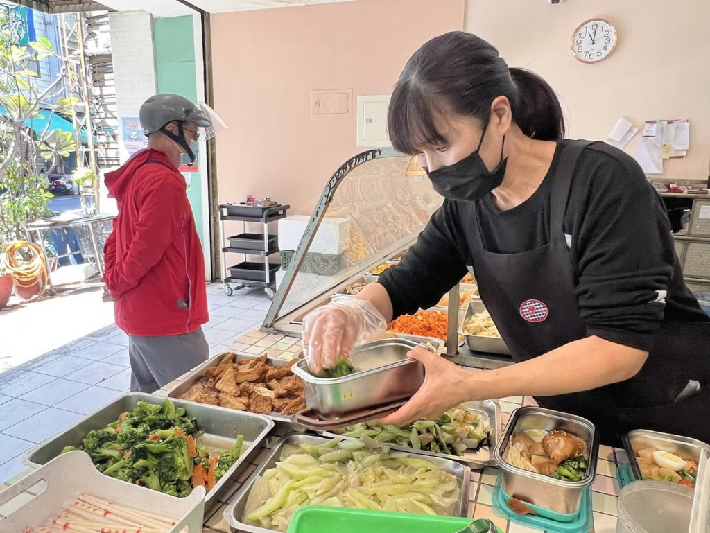 嘉市環保局推「盒你『義』起夜市 I do」減廢享好康