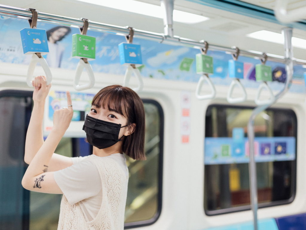 臺北捷運板南線車廂出現「涼去大使RJ阿傑」,整個車廂充滿涼感氛圍。圖片來源:愛康涼感衛生棉。