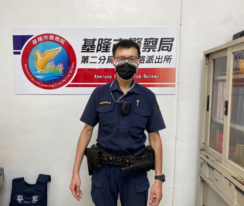 圖片說明:老婦買菜突暈倒,和一路派出所警員林星辰(中)護助就醫。(記者宋紹誠翻攝)
