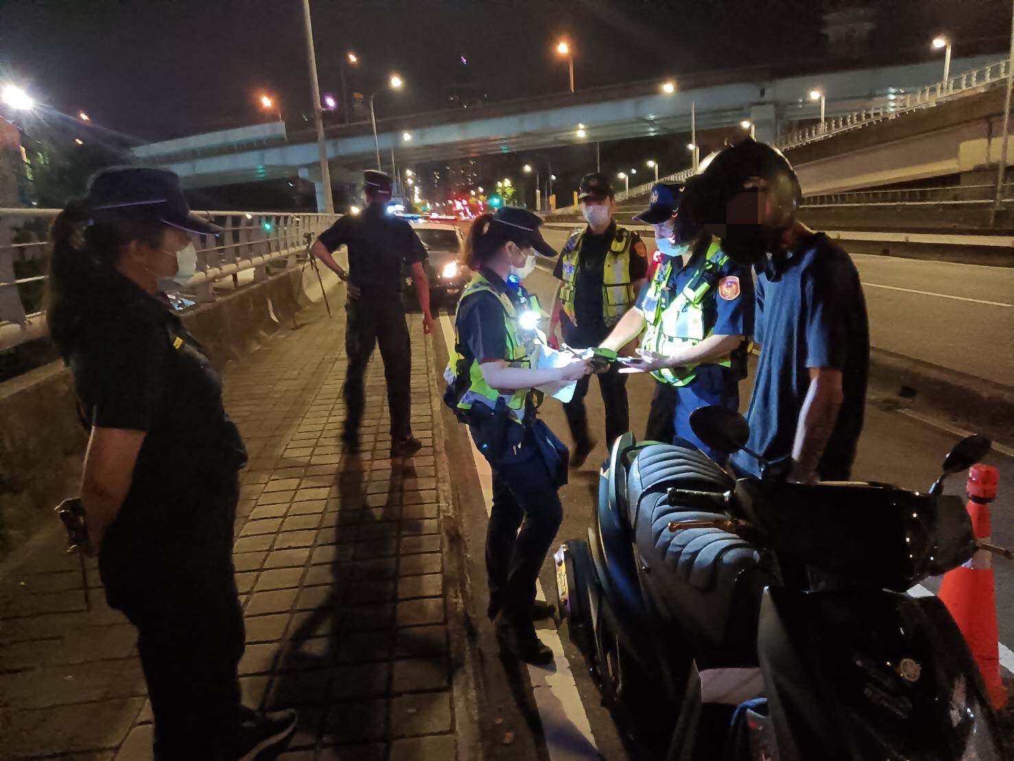 圖片說明:板橋警於中秋節連續假期期間強力執行無照駕駛及酒後駕車專案勤務。(記者戴昱弘翻攝)