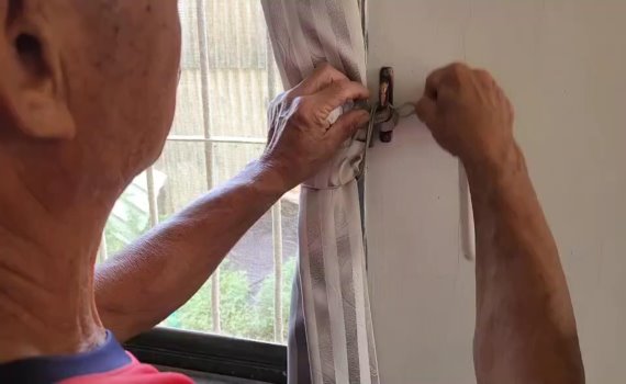 四歲男童被窗簾拉繩纏頸 以電話線上指導男童父親CPR搶救 幸已脫險