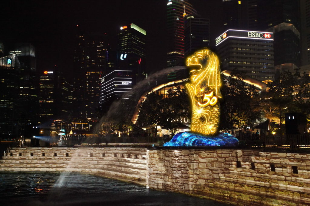 為歡慶50周年，魚尾獅雕像將於9月15日至29日，每日晚間進行亮燈活動。圖片來源：新加坡旅遊局