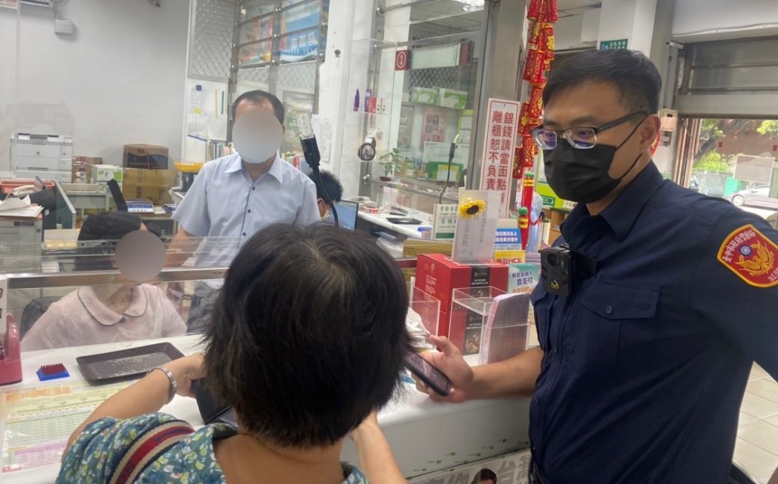 ▲陳姓婦人受LINE投資群組詐騙,欲匯款50萬至指定帳戶,郵局行員察覺有異急報警 (圖/台中市警察局 提供)