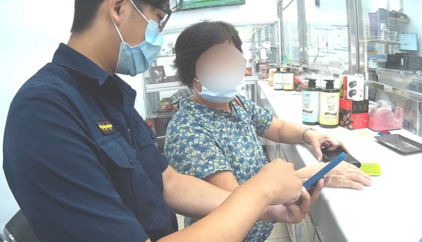 ▲員警剖析詐騙集團的話術和手法,讓婦人打消匯款念頭 (圖/台中市警察局 提供)