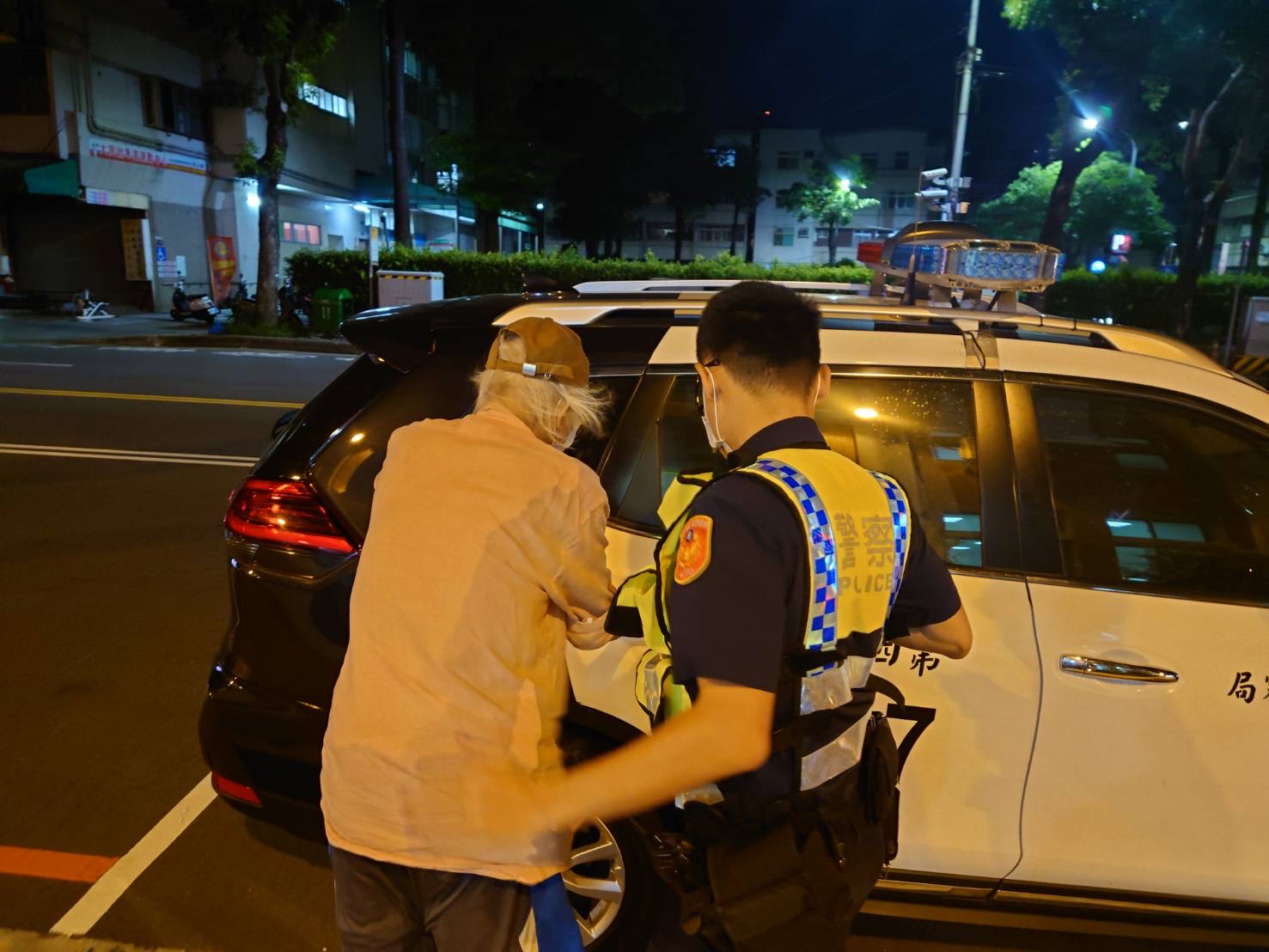 ▲中秋團圓夜,大墩派出所獲報有長者徘徊路中,員警立即前往處理 (圖/台中市警察局 提供)