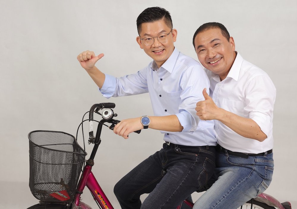 【新世代參選2-1】從智庫服務到走入人群 黃心華想用土木專業重現孫運璿精神 42 和新北市長侯友宜一同拍攝文宣照的新北市議員參選人黃心華。
