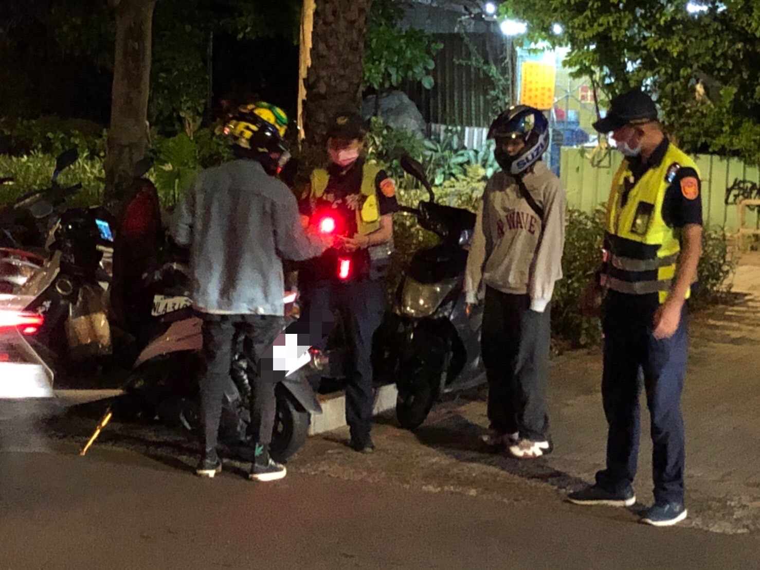圖片說明:永和警於連假期間實施閉鎖式擴大臨檢。(記者徐煜勝翻攝)