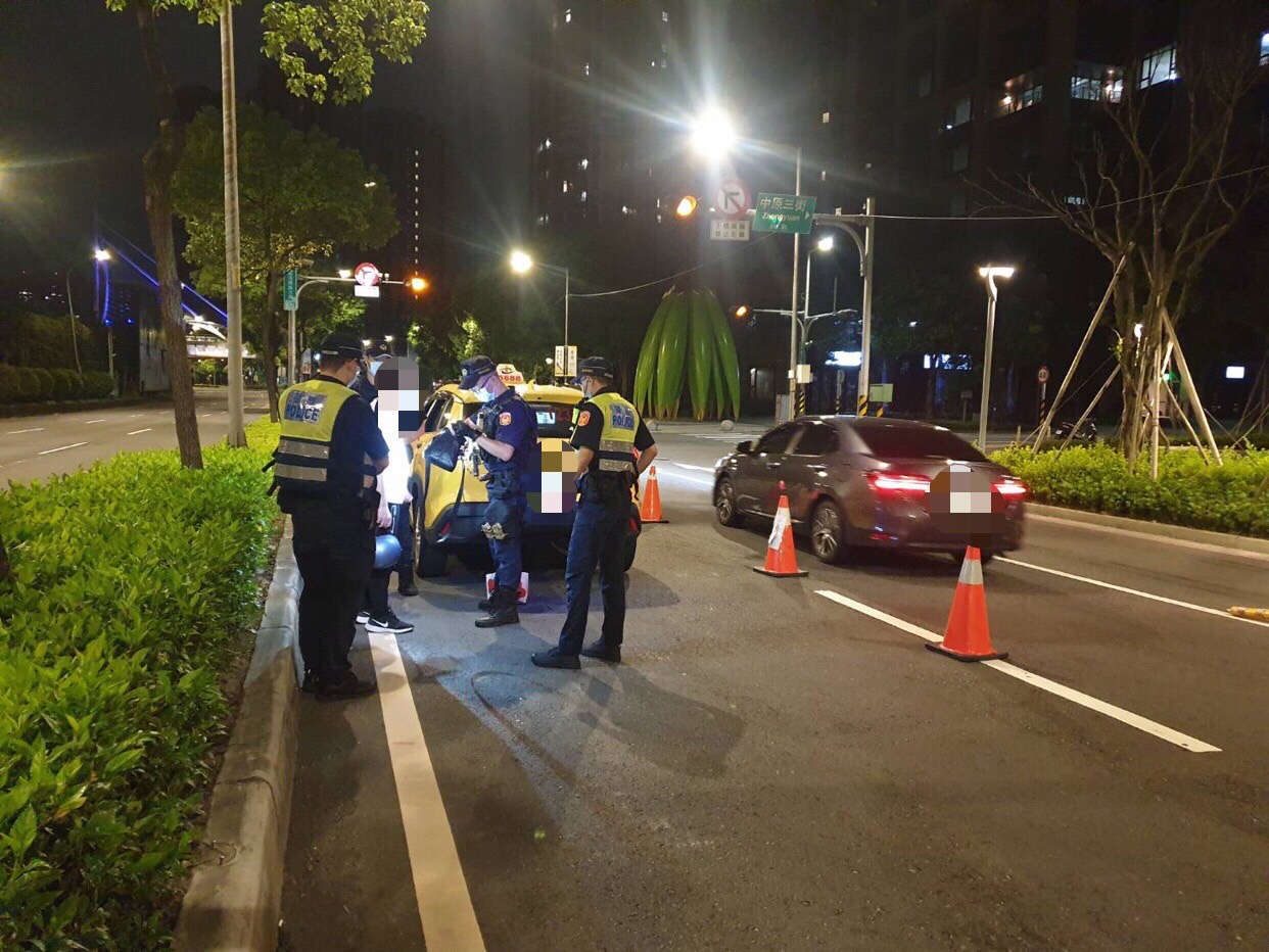 圖片說明:中和警為淨化治安實施擴大臨檢。(記者徐煜勝翻攝)
