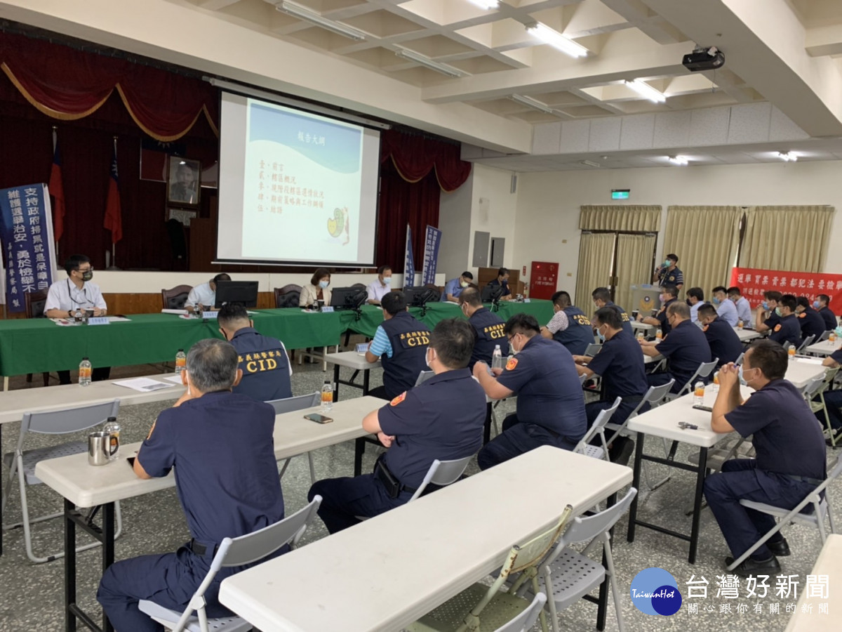 嘉義地檢署檢察長張曉雯率地檢署同仁，分別前往嘉義縣各分局舉辦「111年地方公職人員選舉查賄制暴分區座談會」／嘉義地檢署提供
