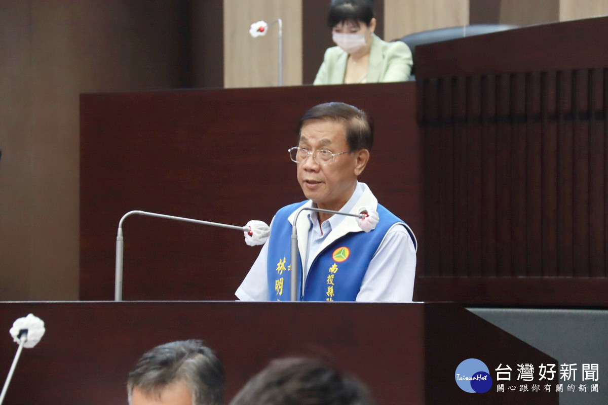 林明溱縣長就十大面向做施政報告。(記者扶小萍攝)