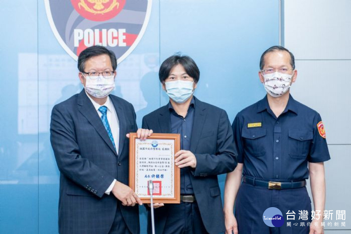 桃園市民營關係協進會理事長吳嘉隆代表接受感謝狀。<br /><br /> <br /><br />