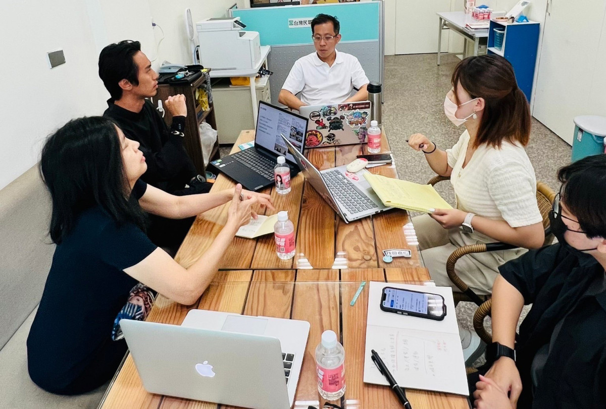 林冠年團隊開會時經常透過遠端溝通聆聽全球竹北人心聲。