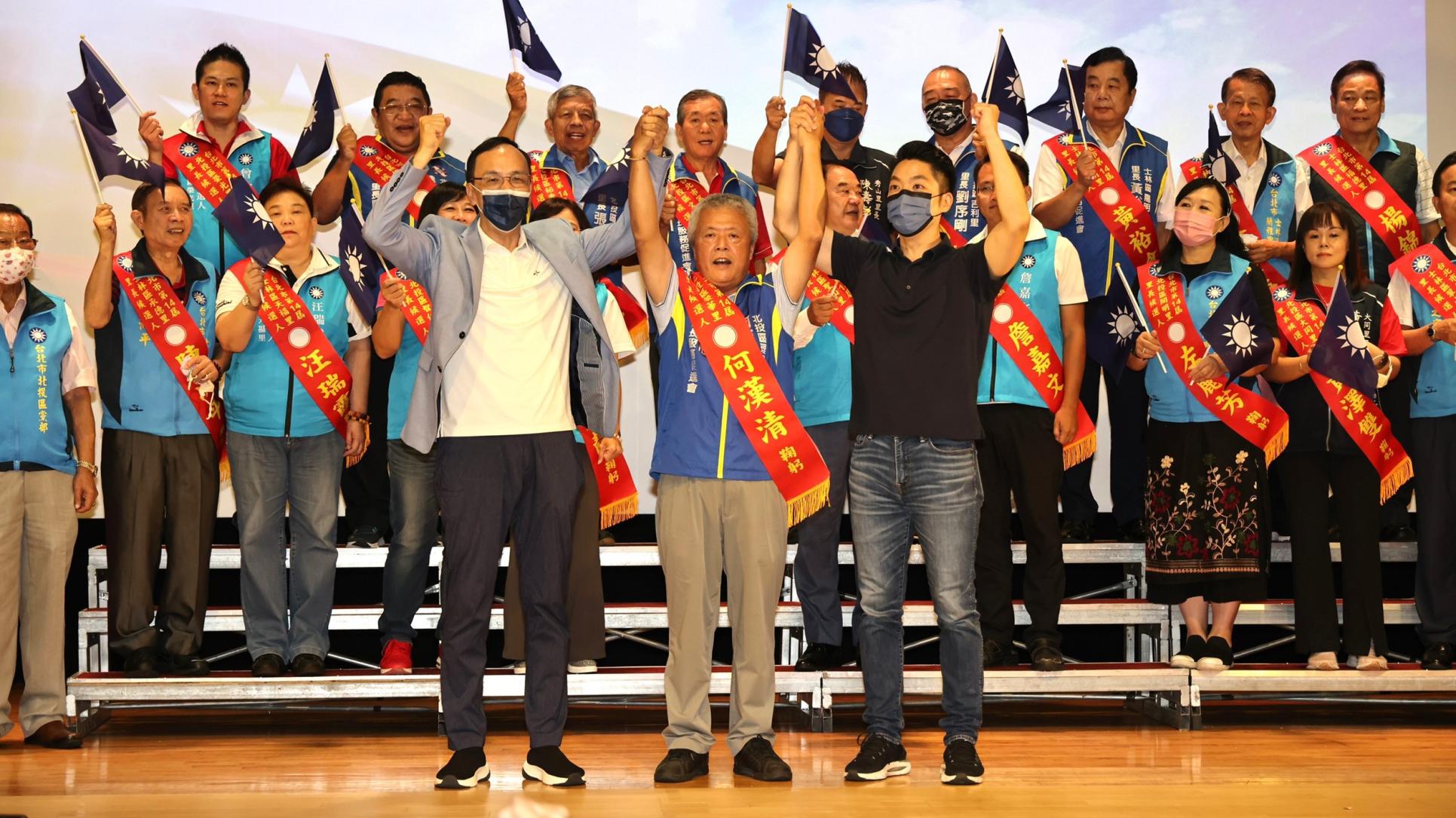 朱立倫(左前)上午出席2022三合一選舉台北市里長提名同志造勢大會。林啟弘攝