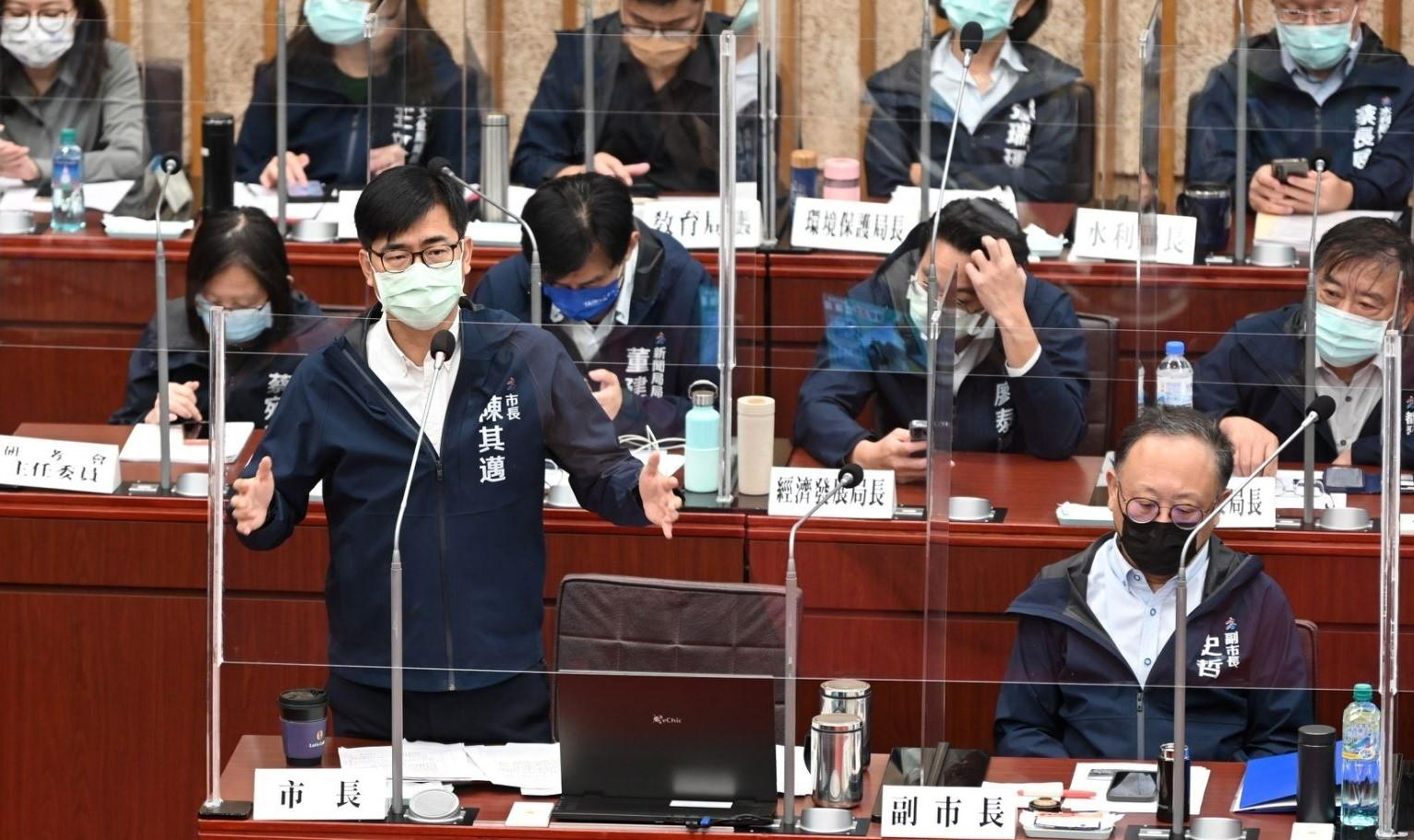 競選連任的高雄市長陳其邁對於選舉議題,都以「市政優先」回應。市府提供