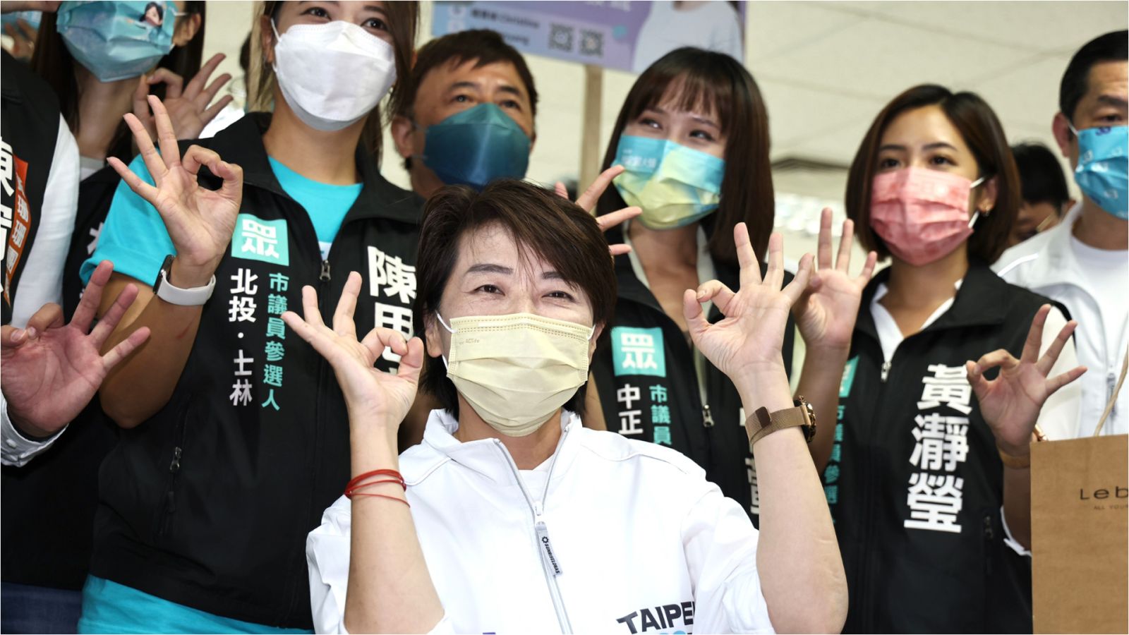 黃珊珊在多名民眾黨議員參選人陪同下，登記參選市長。資料照片／林啟弘攝