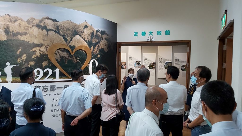 臺中靜思堂「環境教育設施場所」揭牌後，貴賓參觀環境教育三大主題館。（圖/陳惠玲攝）