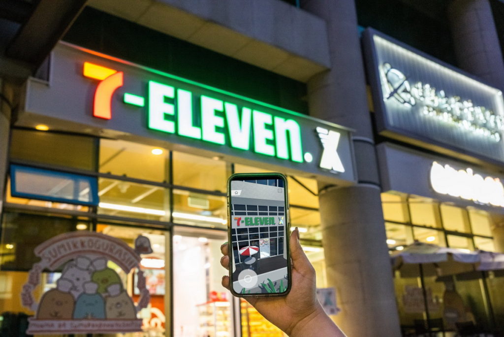 7-ELEVEN領先業界打造在地首家可一站體驗AR(擴增實境)、VR(虛擬實境)雙科技應用的元宇宙生活服務平台-X-STORE 6號店,首創X-STORE APP透過趣味十足的3D手遊,串聯X-STORE 6與OPEN POINT生態圈,打造沉浸式數位消費體驗