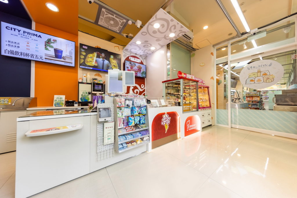 X-STORE 6為首家進駐校園商場的未來商店,坐落於世新大學管理學院1樓,門市總營業面積29.8坪,以「複合體驗區」與「自助體驗區」雙區規劃