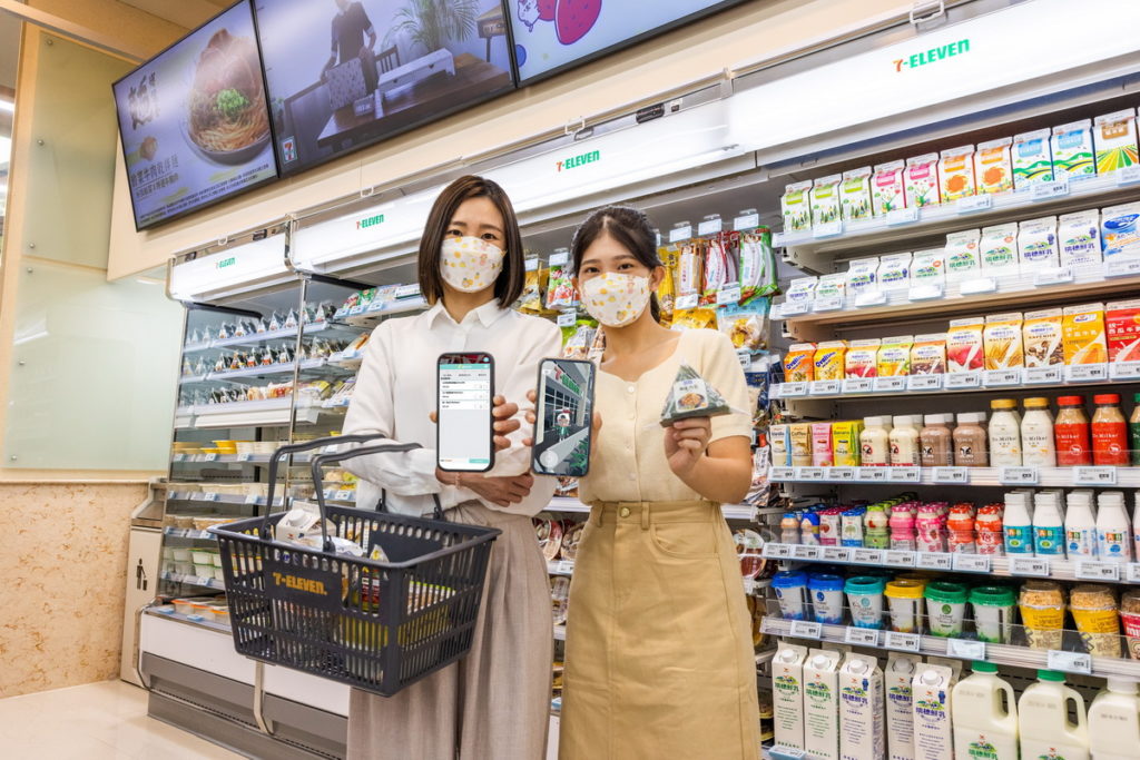 消費者走進X-STORE 6實體門市,透過智慧型手機、平板電腦開啟遊戲化的X-STORE APP,登入OPEN POINT會員即可體驗AR╳VR雙購物架構元宇宙生活服務平台