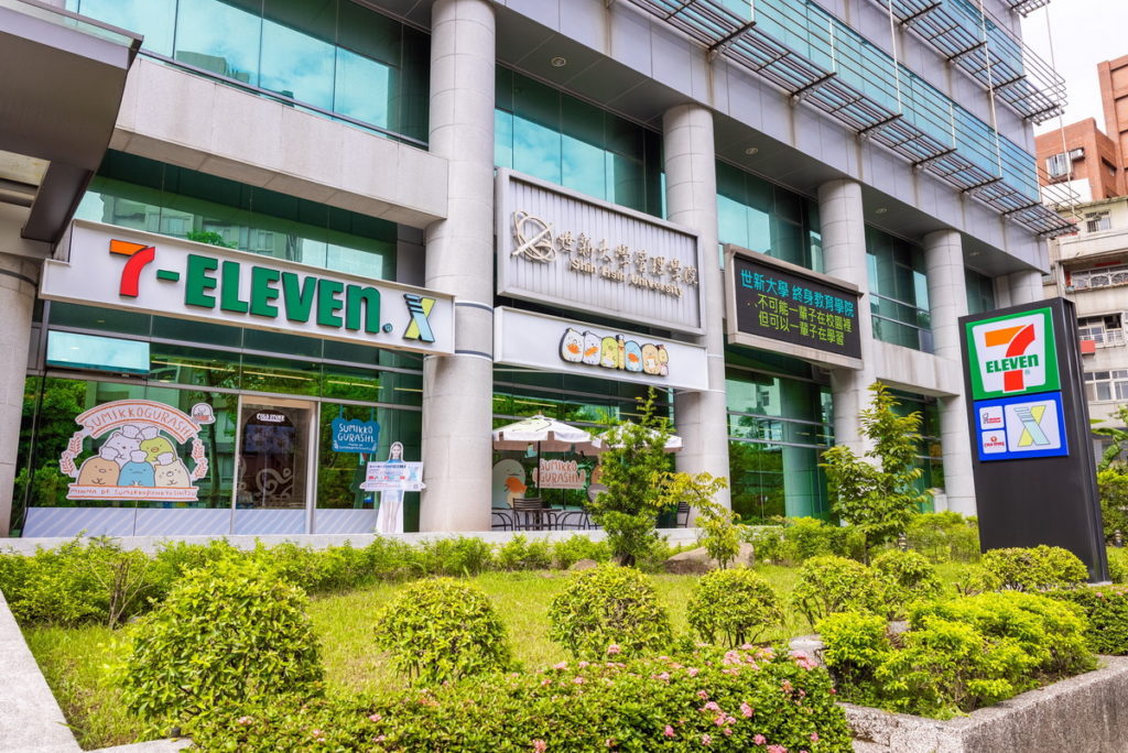 瞄準學生族喜好創新體驗,X-STORE 6為首家進駐校園商場的未來商店,坐落於世新大學管理學院1樓,門市總營業面積29.8坪