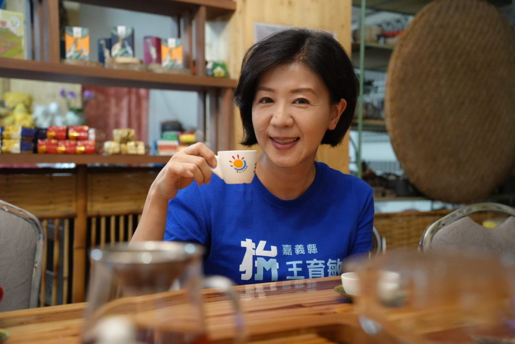 嘉義縣長候選人王育敏與金萱茶