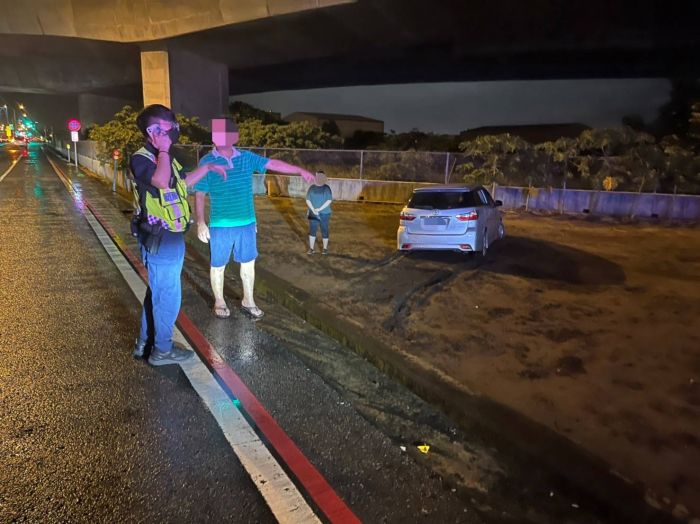 收假返家路遙車輛無奈受困　竹南警急救援助脫困
