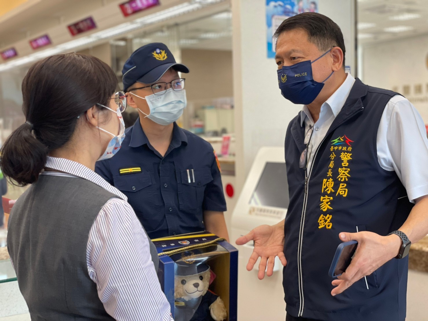 圖片說明:中市警副局長鄧學鑫偕同第二分局長陳家銘前往相關銀行,逐一向經理及行員致謝。(記者林㤈輝翻攝)
