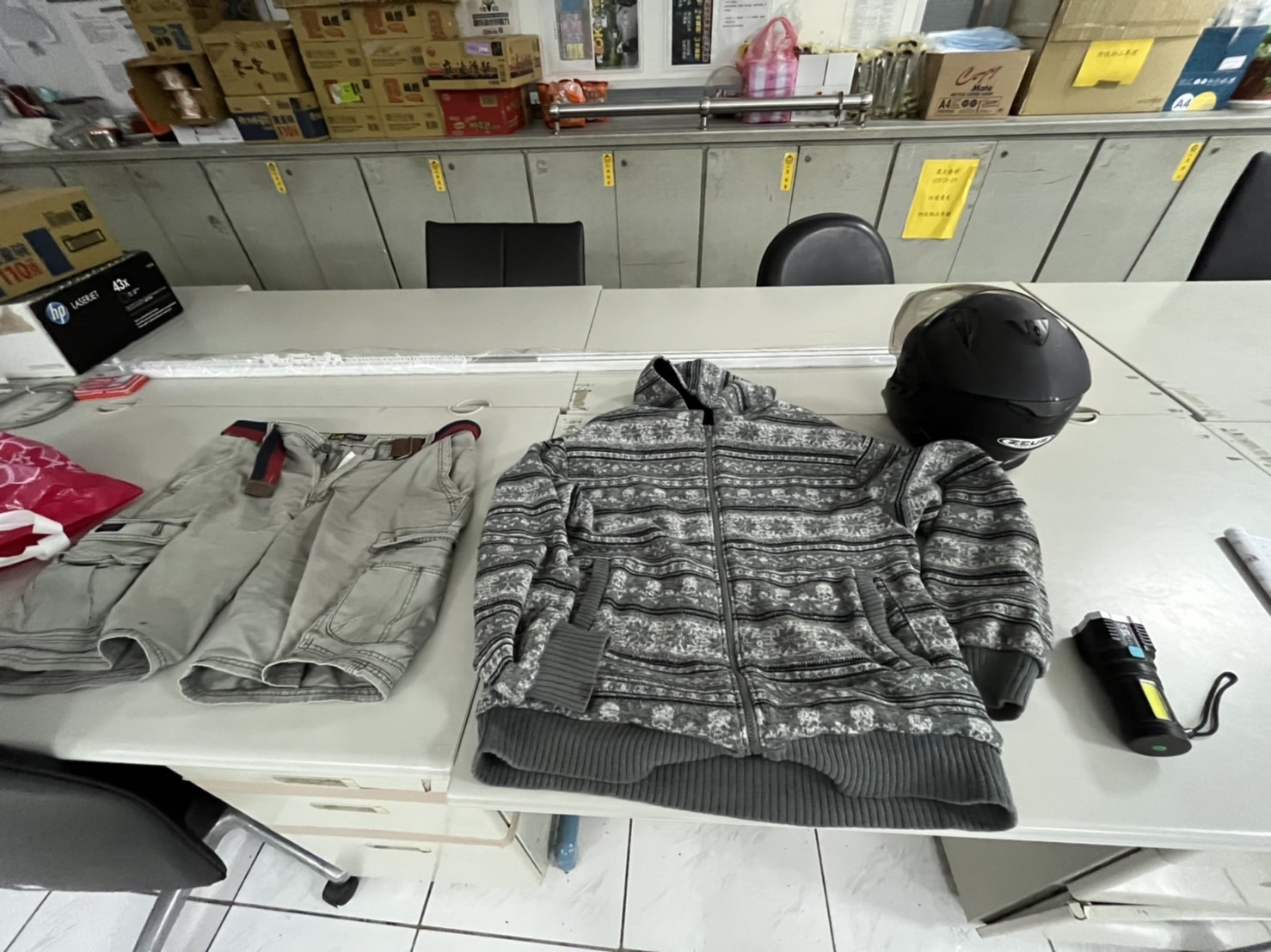 圖片說明:林口分局員警至嫌犯住處逮人,並查獲作案時所穿衣物。(記者趙靜姸翻攝)