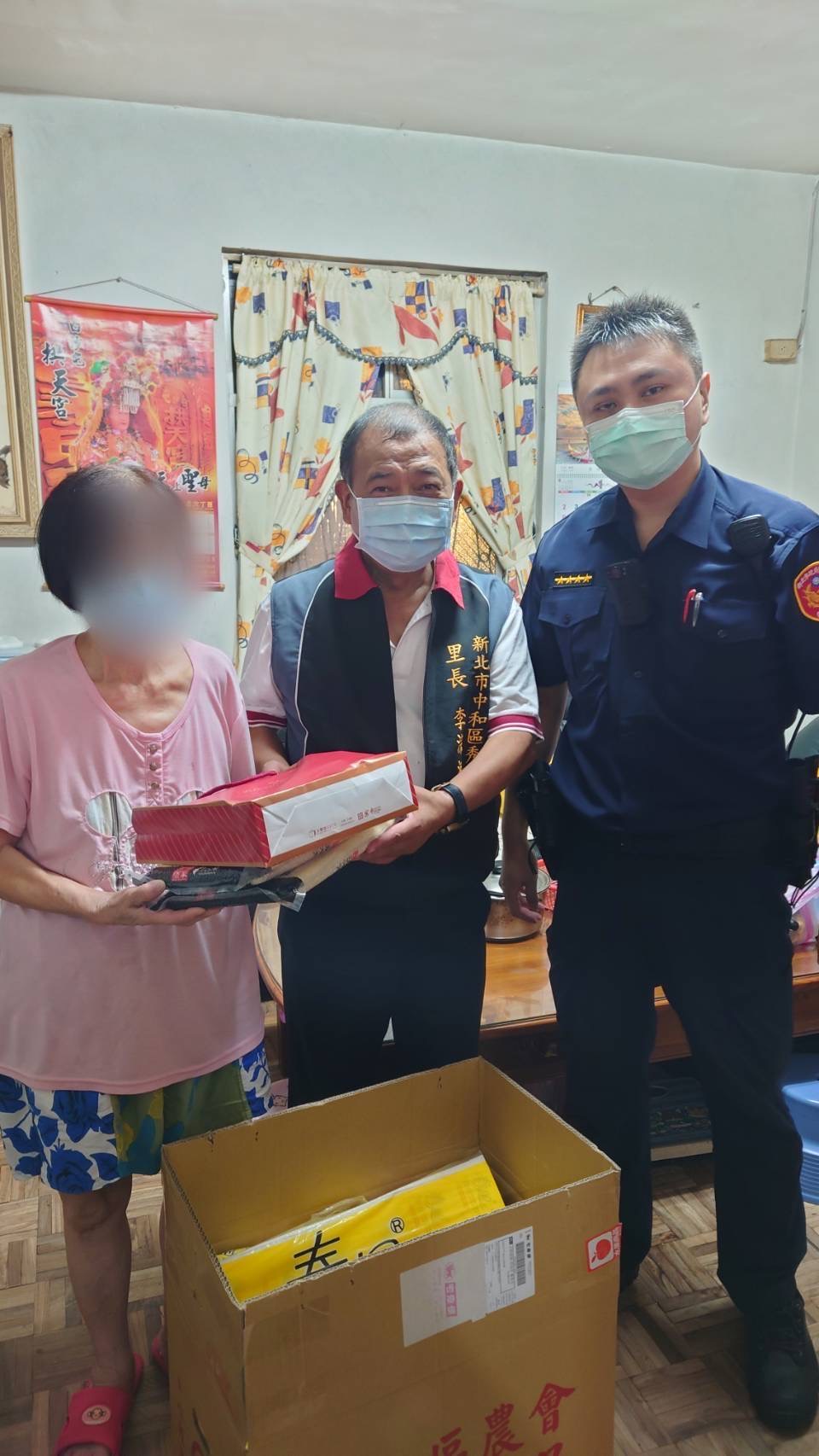 圖片說明:中和警與里長中秋節送物資給轄區里民。(記者徐煜勝翻攝)