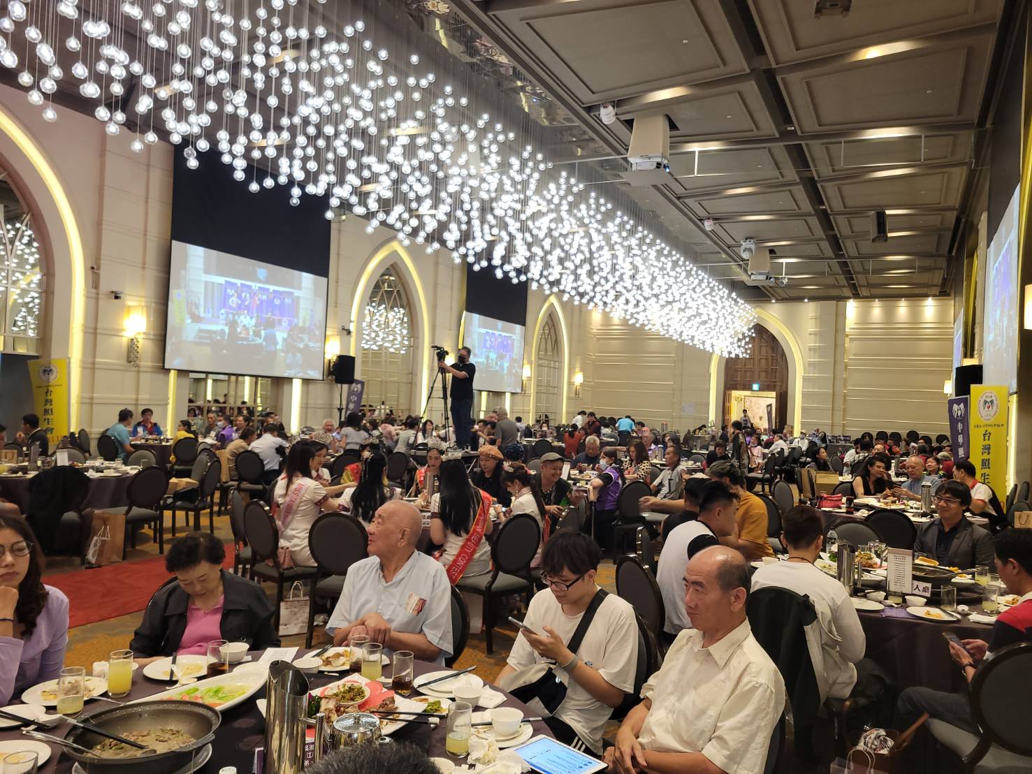 圖片說明：慈善餐會現場熱鬧滾滾、座無虛席。（記者宋紹誠翻攝）